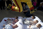西班牙小镇每年一度惊险“跨婴儿节”