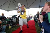 在美国北加州柏城（Petaluma）举办的“2012世界最丑狗”大赛中，来自英国彼得伯勒的一只叫做Mugly的扁鼻子、小眼睛和白胡须的8岁搜救犬击败了其他28只选手，获得了“世界最丑狗”这一称号。
　　Mugly的主人Bev Nicholson对这次获奖感到相当兴奋，她表示，得知Mugly获得冠军时，她开心地一句话也说不出来。据悉，今年是Mugly第二次获得“最丑狗”这一称号，此次获得冠军将为其带来1000美元（约6300元人民币）的奖金和一年的狗饼干。 
