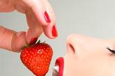 草莓解毒

　　夏季是盛产草莓的季节。食用草莓能促进人体细胞的形成，维持牙齿、骨、血管、肌肉的正常功能和促进伤口愈合，增强人体抵抗力，并且还有解毒作用。草莓含有多种有机酸、果酸和果胶类物质，能分解食物中的脂肪，促进消化液分泌和胃肠蠕动，排除多余的胆固醇和有害重金属。

