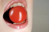 番茄：富含茄红素，好处多得说不完。同类食物：西瓜、红葡萄柚、柿子、木瓜。建议每周至少吃一次。番茄对预防前列腺癌效果特别突出，同时可以降低乳癌、消化道的患病率。
