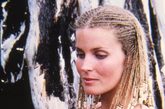 宝黛丽（Bo Derek），1997年凭她主演的卖座影片《十全十美》而走红，她健美的体态，被誉为“十全十美”，她将头发以彩珠扎成条条辫子的“宝黛丽装”更成为少女们仿效的对象。 而宝黛丽在电影《十》里的比基尼，全世界只得12件，成为90年代的泳装偶像。
