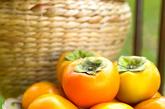 16、柿子 

　　柿子中含有鞣酸，易与铁结合而妨碍人体对食物中铁的摄取，由于女人在经期时流失大量血液，需要补充铁质，所以不宜进食柿子。 

