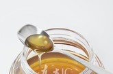 蜂蜜吃法10川贝末5克，蜂蜜30克，蒸半小时服用。治经久不愈的肺燥咳嗽，干咳无痰，或痰中带血。
