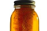 蜂蜜吃法6蜂蜜搽患处，或加生葱白共捣烂外敷患处，治一切水火烫伤和疮疡。
