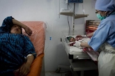 实习助产士在巴米扬医院产房照料一个新生婴儿