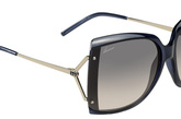 2012 年夏季，Gucci 男士眼镜系列重新诠释萨维尔街 60 年代和 70 年代的精致风格世界，当时这里云集贵族、花花公子、歌唱家、社会名流和摇滚巨星，他们颠覆传统佩戴大尺寸太阳镜，用清透的镜片展示明亮的双眸。
