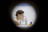 作为2012年伦敦文化奥林匹亚节的一部分活动，英国国家美术馆近日展出了艺术家马克•渥林格（Mark Wallinger）的一件偷窥模特洗澡的作品。
　　受到意大利画家蒂蒂安的杰作《狄安娜与阿克特翁》的启发，马克在展览馆内的展览室外安装了小孔，观赏者可以透过这个小窗口窥视展览室内女模特洗澡的画面。
　　马克通过推特网站找到了6名女模特，让她们每人2个小时在展览室里全裸洗澡，进行表演。为了增强艺术效果，模特们都被统称为“狄安娜”，整个作品也被叫做“狄安娜”。
