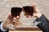 红酒防动脉硬化

如果非要喝酒，那就喝红酒。因为葡萄皮中所含抗氧化物质多酚留存在酒液中，可以降低心血管疾病的几率。此外，红酒能提升抗氧化作用，预防动脉硬化。最近研究结果也显示，红酒对预防男人的老年痴呆症也有功效。一般来说，中年男人平均每天饮用100—150毫升（约2—3两）为宜。此外，应避免空腹饮用，佐餐时饮用更好。这样可增进食欲、帮助消化、减少对酒精的吸收。


