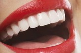 去垢原理：草莓中含有的苹果酸可以作为一种收放剂。清除牙齿表面的污点。当于发酵粉混合时，它就成为一种天然的牙齿清洁剂，可以去除咖啡，红酒和可乐在牙齿表面留下的污渍。最牛的一句话就是，它可以“迅速而便宜地点亮你的微笑”。

