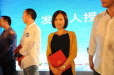 凤凰新媒体总编辑刘书，在台上接受颁奖。（摄影：李非凡）
