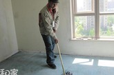 除了材料的处理外，铺装前地面的处理也是非常关键的。在安装前应该将地面清洁干净。如果是二手房铺贴地板，可以在铺贴前薄薄地刷一层稀水泥，去掉地板的霉气和污渍，带水泥干后再进行防潮处理，这样地板铺贴的效果会更好。