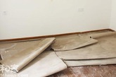 铺贴后最重要的是保护，地板必须用纸皮铺上，避免装修施工时有异物或者油漆等掉落到地板上。在地板铺贴完的48小时内(一般这段时间成为地板的养生期)，要避免在地板上经常走动以及放置重物，这样能为地板胶粘贴牢固留出充足时间，让地板自然风干。这样铺贴出来的地板才会效果自然并且牢固耐用。