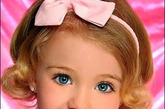 美国一名小女孩年仅3岁却常常涂抹粉色口红、烫着波浪大卷，她可不是一般般偷用妈妈化妆品的“小屁孩”，她所有的梳妆打扮都是为了选美。
　　这个名叫萨瓦娜·杰克森（SavannaJackson）的小家伙从出生第10个月开始就参加选美比赛，到了两岁时，为了顺应选美流行肤色，母亲萝拉还让她晒成小麦色。目前，萝拉每月花费4670美元，让萨瓦娜在选美之路上继续成长。有声音质疑是母亲的虚荣心作祟，但萝拉表示是女儿自己乐在其中， “萨瓦娜非常喜欢这个过程，她感到很快乐，这让她对自己充满信心。”
　　现在，萨瓦娜在母亲和外婆的陪伴下穿越美国，参加各式各样的比赛，共获得近百项选美冠军，并受到媒体的追捧。人们称萨瓦娜为“3岁选美冠军”，而她的参赛照片更是让网友惊呼“神似秀兰·邓波尔”。
　　这一漂亮宝贝的走红也引发了网友的大讨论，有网友不仅担心起漂亮宝贝萨瓦娜的未来，希望其“不要长歪了”。萨瓦娜为选美而生的人生，也让网友们感慨万千，网友“兔卡哇伊”说，“为选美而生的，感觉有点可怜。
