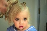 美国一名小女孩年仅3岁却常常涂抹粉色口红、烫着波浪大卷，她可不是一般般偷用妈妈化妆品的“小屁孩”，她所有的梳妆打扮都是为了选美。
　　这个名叫萨瓦娜·杰克森（SavannaJackson）的小家伙从出生第10个月开始就参加选美比赛，到了两岁时，为了顺应选美流行肤色，母亲萝拉还让她晒成小麦色。目前，萝拉每月花费4670美元，让萨瓦娜在选美之路上继续成长。有声音质疑是母亲的虚荣心作祟，但萝拉表示是女儿自己乐在其中， “萨瓦娜非常喜欢这个过程，她感到很快乐，这让她对自己充满信心。”
　　现在，萨瓦娜在母亲和外婆的陪伴下穿越美国，参加各式各样的比赛，共获得近百项选美冠军，并受到媒体的追捧。人们称萨瓦娜为“3岁选美冠军”，而她的参赛照片更是让网友惊呼“神似秀兰·邓波尔”。
　　这一漂亮宝贝的走红也引发了网友的大讨论，有网友不仅担心起漂亮宝贝萨瓦娜的未来，希望其“不要长歪了”。萨瓦娜为选美而生的人生，也让网友们感慨万千，网友“兔卡哇伊”说，“为选美而生的，感觉有点可怜。
