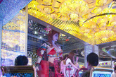 一家“机器人”主题餐厅日前在东京新宿歌舞伎町正式开门营业。这家餐厅为了吸引成年消费者绞尽脑汁，除了常见的衣着单薄的性感女郎外，这家餐厅的创新之举是还打造了几名“性感女郎机器人”上街巡游，加上鼓乐队、电光坦克、摩托车组成了声势浩大的演出队伍，店家宣称自己为此花费了高达100亿日元的重金。这家餐厅每天傍晚6点营业至凌晨24点，只限18岁至30岁的非学生成年人进入。在店内可以看到很多性感“机器人女郎”，每晚都会有两到三场的演出，每人花上3000日元就可入内吃一顿“好看不好吃”的便当餐，顺便看看五光十色的演出。
