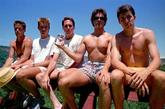 来自美国加利福尼亚的五位男子自1982年以来，每隔五年便会在同样的地点以同样的姿势拍摄合影，至今已有30年。
　　5名男子之中瓦尔德罗（John Wardlaw）家住在科普柯湖畔的一个小木屋里。1982年的7月，还是高中生的这5名男子一起来这里度假。心血来潮之时，他们拍下了第一张照片。那一年，他们都才19岁。后来，5名男子都进了大学，但每年暑假还是会回到这里度假。直到1987年，瓦尔德罗和大家建议，拍一张和5年前一模一样的照片。于是，他们在科普柯湖畔的长板凳上再次拍下相同的照片。
　　就这样，他们每五年就会在这里使用相同的相机角度、姿势合影，记录时光的变换。至今已过去30年，而他们的合影也增加至7张。
