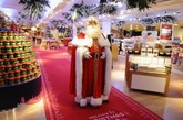 现在距离圣诞节还有150天左右，然而，炎热的英国街头却出现了一位身穿红色冬装的圣诞老人。据英国《每日邮报》7月26日报道，为了吸引前来观看奥运会的各国消费者，英国哈罗德百货商店让“圣诞大世界”提前开张。
　　这位圣诞老人开着绘有英国标志的捷豹牌汽车，来到哈罗德公司骑士桥店，宣布“圣诞大世界”提前向公众开放。
　　这个占地8000平方英尺（约743平方米）的购物中心里，有很多有趣的事物，包括一个雪花村，一个滑雪屋，和一座内有价值1299英镑（约合人民币1.3万元）圣诞饼干的伦敦塔复制品。
　　哈罗德公司的主管大卫•米勒（David Miller）说，他们希望全世界的人都来参观这个每年一次的“圣诞大世界”，因为这个“大世界”是哈罗德公司的得意之作。
　　据悉，今年会有成千上万的外国游客到英国观看奥运会，哈罗德百货商店提前开放“圣诞大世界”，是为了借助奥运会的东风，增加销售业绩。

