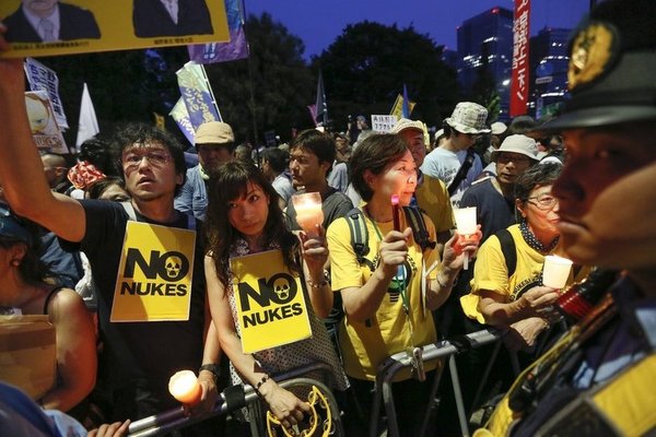 日本女性赤裸参加反核游行