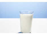 牛奶：每100克牛奶含蛋白质3.5克、钙125毫克。牛奶中的钙有调节神经、肌肉的兴奋性功用。儿童每天早饭后喝一杯牛奶，有利于改善认知能力，保证大脑高效地工作。

