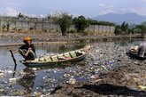 从首都雅加达附近缓缓流过的芝塔龙河（Citarum river）位于印尼万隆，是印尼西爪哇省最大的河流，全长272公里。它曾是一条清澈迷人的河流，是印尼重要的灌溉河流，也是当地500万居民饮用水的主要来源。但近30年来，由于大量工业和生活废物排入河中，芝塔龙河的美丽不复存在。河水变质，河中垃圾成堆，芝塔龙河甚至被媒体视为“全世界最脏的河流”。