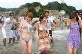 日本福岛县磐城市的勿来海水浴场，在核灾过后两年来首次开放，美女们火辣比基尼下水，引来男人主动泼水嬉戏。
