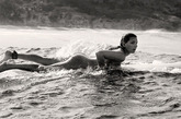巴西冲浪运动员Maya Gabeira玛雅·卡贝利拉，25岁，5英尺6英寸，125磅。她说：大多数女性都害怕剧烈的运动，当你冲浪时，你的肌肉变得更壮，特别是肩膀。冲浪运动棒极了的一点是，它是有氧运动，因此不会让你变得笨重。