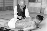 纹身艺术在日本有着悠久的历史，可上溯到2000多年前。居住在日本的早期居民—阿伊努人（the Ainu），就曾经有纹身的习俗。渔捞是阿伊努人重要的生计方式，因此他们用纹身装饰身体，潜入水中捕鱼。这恐怕是日本纹身艺术的最早起源了。
