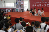 第七届中国（长春）民间艺术博览会在长春开幕。组委会邀请人体彩绘师，在模特身上创作漂亮的传统年画，吸引大量市民前来参观。
