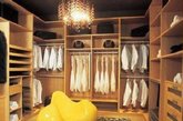 黄色的家具使得衣帽间典雅大气，中间摆设一款金黄色座椅，立马让衣帽间时尚起来。