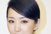近日，造型师航悦在微博上公开了一张，杨钰莹的近照。41岁的杨钰莹淡妆出镜，肤质细腻，网友惊呼嫩过90后。
