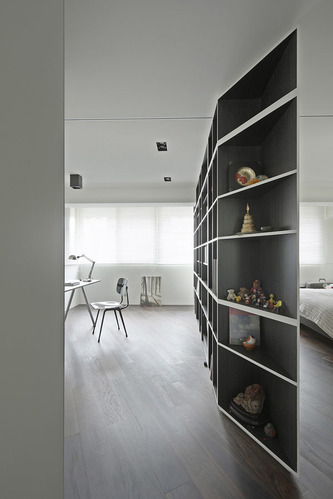 深色地板搭配黑白空间 提升公寓优雅气质（图）