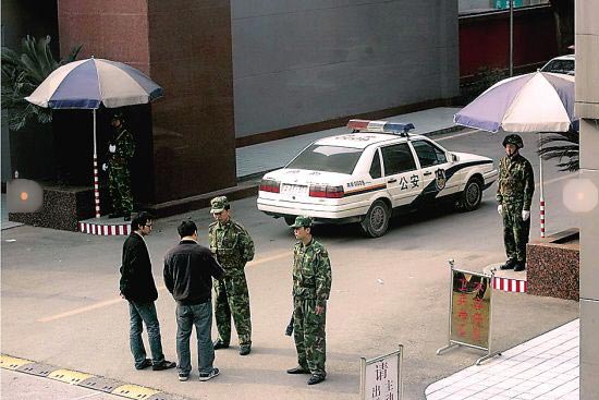 重庆驻军哨兵遭枪击身亡 城区要道设卡缉凶[图