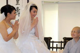 2012年8月11日，中国台湾桃园县，同为佛教徒的台湾女同性恋情侣美瑜和雅婷，依照传统佛教仪式举行婚礼。二人现在都是30岁，约200名亲戚朋友及同性恋权利活动者参加了她们的婚礼。