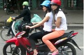 小奶女人

    2008年，越南政府曾严肃地考虑过禁止所有胸围在28英寸（71厘米）以下的女性在公路上骑摩托车。据说这是卫生部提出的建议，目的是保证所有的骑车者身体都是健康的。不过很明显，他们只是想把女人们都推上隆胸手术台。

