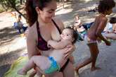 近日，西班牙马略卡岛，当地一个母乳喂养协会的成员在海边集体喂宝宝，呼吁妈妈们用自己的奶水养育孩子。

