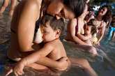 近日，西班牙马略卡岛，当地一个母乳喂养协会的成员在海边集体喂宝宝，呼吁妈妈们用自己的奶水养育孩子。

