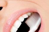 3.口腔溃疡

常吃辛辣食品、缺乏维生素等多种因素都会导致口腔溃疡。

方法：用棉球蘸植物油，然后压住溃疡面，每天3-4次，可有效缓解。

