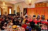 当地时间2012年8月20日，美国华盛顿，奥巴马夫妇在白宫举办儿童国宴。这是白宫历史上第一次设国宴款待儿童，共有来自美国各州的54名年龄在8到12岁的儿童和他们的父母受邀前往。这次宴会是为了宣传健康饮食。图为“与梦随行”乐队在国宴上表演。

