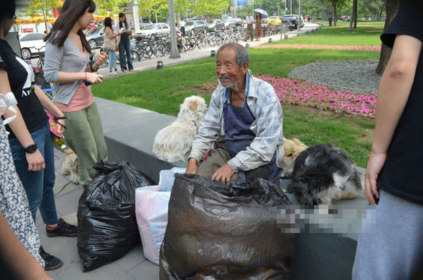 “捡瓶团”随手捡瓶子送拾荒老人