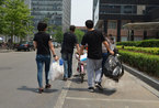 “捡瓶团”随手捡瓶子送拾荒老人