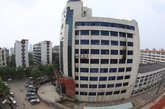 据邵阳市相关部门当日下午通报，纵火者是邵阳市自来水公司一名内退女职工，名叫石燕飞，有两个儿子，其中一个儿子已经安排在该公司工作，另外一个儿子工作没有得到安排；对此，该名女职工心存不满，怀疑公司领导违规安置了关系户而迁怒于公司领导，于8月27日上午10时5分冲入该公司会议室，对正在开会的公司党委班子成员泼洒汽油并点火。图为发生纵火案事故的大楼。

