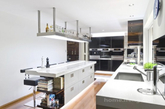 这个简约清爽的黑白配色开放式厨房位于澳大利亚，有Darren James设计。这个项目融入了最新的技术，同时保留了简约化的设计。（凤凰家居编译）
