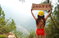 美女游客赤裸上身举牌 质疑云台山景区安全 