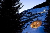 在瑞士知名的瓦尔斯温泉附近有一片相对低矮的山峦，其山坡中隐匿着现代的度假别墅：Hole House，它们由建筑工作室SeARCH和CMA的设计师Bjarne Mastenbroek和Christian Müller倾力打造。洞穴别墅相当于是在山坡中挖出一个洞穴后，再将它现代化，地理位置的得天独厚使得它能将周围华丽壮观的景色尽收眼底。