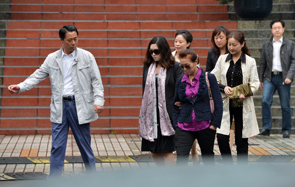 图为庭审结束后，几名女子离开成都市中级人民法院。