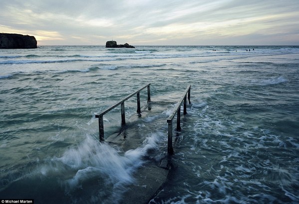 英摄影师拍摄涨潮前后巨大反差图