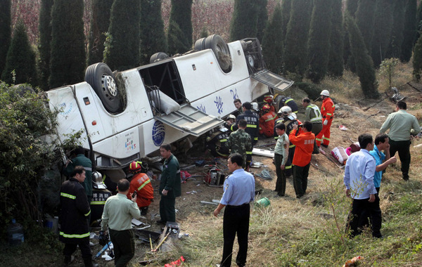 7日中午，青银高速淄博段发生一起车辆侧翻事故，导致14人死亡，40余人受伤。据青银高速公路淄博交警大队大队长王纪国介绍，7日11时44分许，济南市商河县长途汽车运输公司所属的鲁A969…