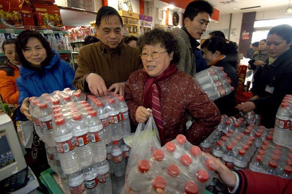 江苏盐城自来水受污染城区断水 市民抢购矿泉