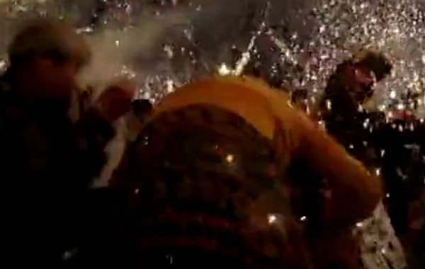 杭州西湖博览会开幕式烟花大会上,烟花窜入杭州运河区域观众看台,造成近百名观众受伤。烟花大会是西湖博览会的传统项目,今年的烟花大会在西湖和运河两个区域举行。图为网友远距离拍到杭州烟花人群… 杭州西湖博览会开幕式烟花大会上,烟花窜入杭州运河区域观众看台,造成近百名观众受伤。烟花大会是西湖博览会的传统项目,今年的烟花大会在西湖和运河两个区域举行。图为网友远距离拍到杭州烟花人群…