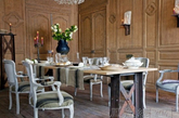 典型的法式饭厅总是充满田园风格或者古典元素，颜色宁静而柔和，就像法国那片土地一样。今天凤凰家居为大家带来50款法式饭厅配置方案，是否能给你一点灵感呢？